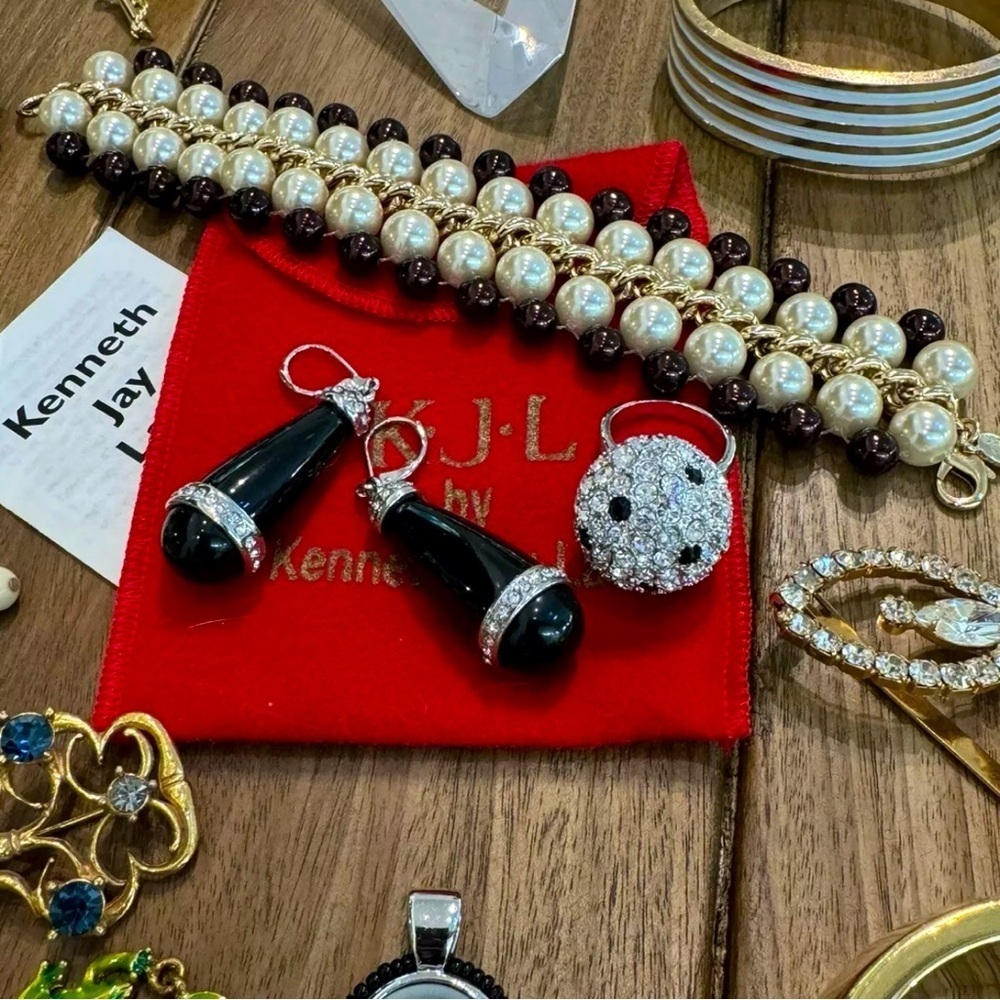 Vintage Estate Jewelry Lot | Signed Unsigned Wearable Mix | 1 LB Discovery Box - Picture 7 of 14